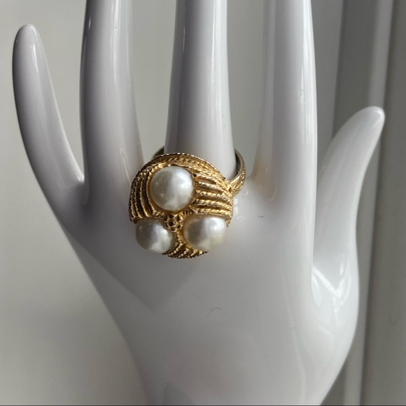 Vintage faux pearls and gold tone etched band ring. Size 7 adjustable. Used. - Picture 8 of 10